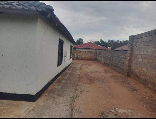 3 BEDROOM HOUSE FOR SALE IN PROTEA NORTH
